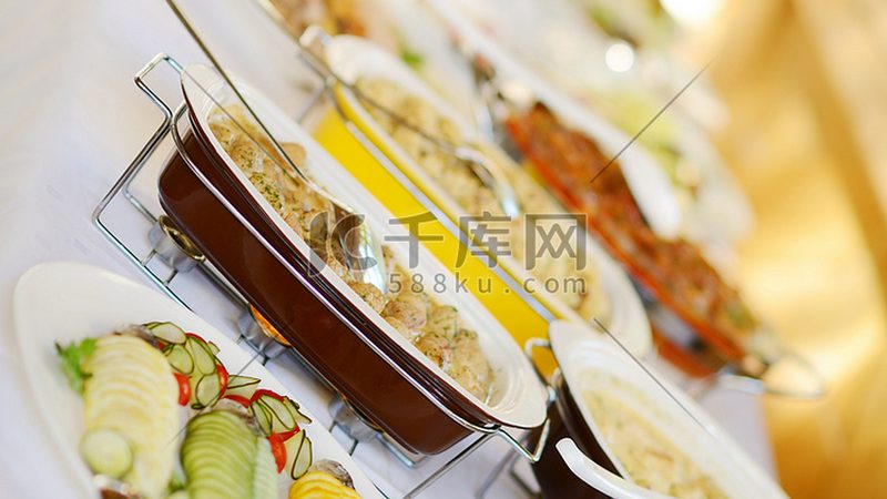 那么，如何辨别正宗的重庆火锅底料呢？以下是一些辨别方法：
