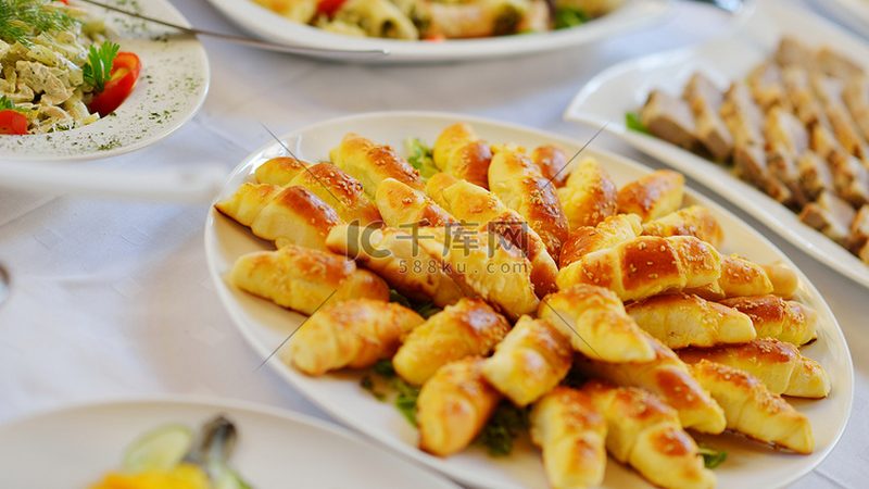 新能源食材配送车：价格背后的考量因素